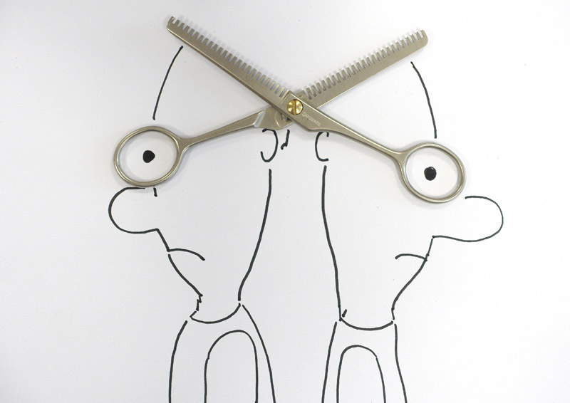Une paire de ciseaux est détournée pour figurer les lunettes et cheveux de deux personnages dos à dos