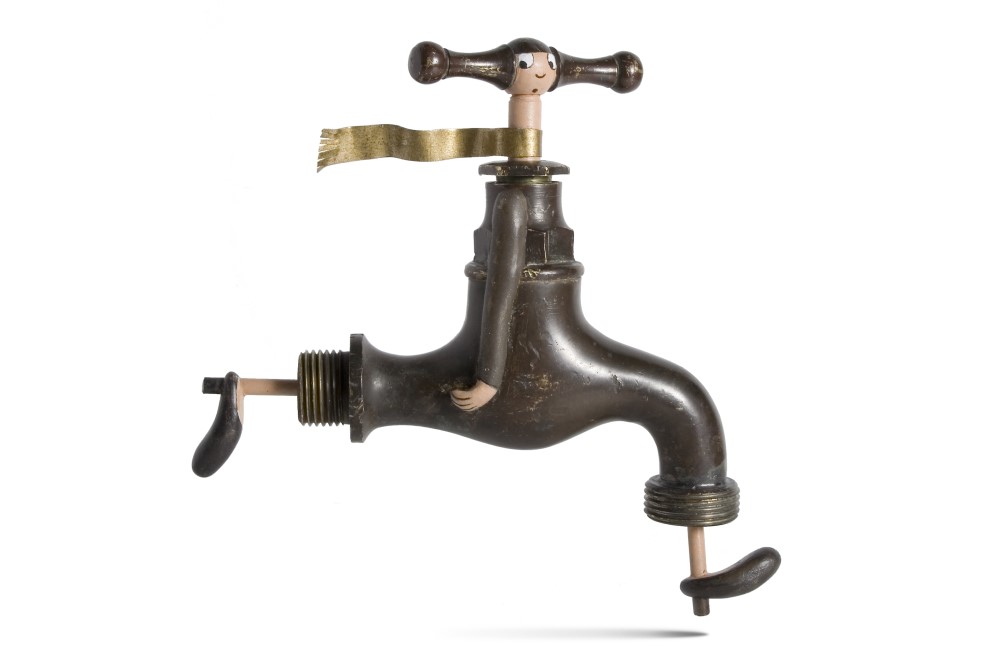 Un robinet est transformé en corps de femme courant